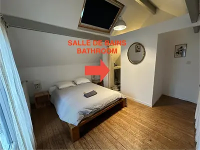 Un ou plusieurs lits dans un hébergement de l'établissement Rouen ECO LODGES maison entière avec terrasse dans jardin potager piscine parking