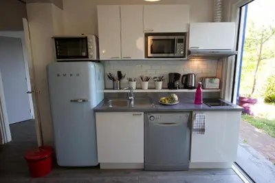 Cuisine ou kitchenette dans l'établissement Rouen ECO LODGES maison entière avec terrasse dans jardin potager piscine parking