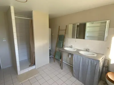 Salle de bains dans l'établissement Spacieux gîte à la ferme proche Beauvais