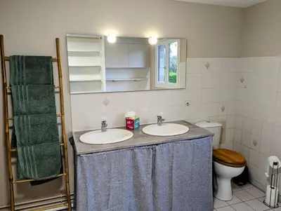Salle de bains dans l'établissement Spacieux gîte à la ferme proche Beauvais