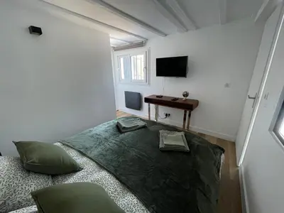 Télévision ou salle de divertissement dans l'établissement Le Lodge des Villettes