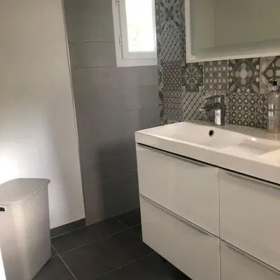 Salle de bains dans l'établissement Maison individuelle en bord de mer.