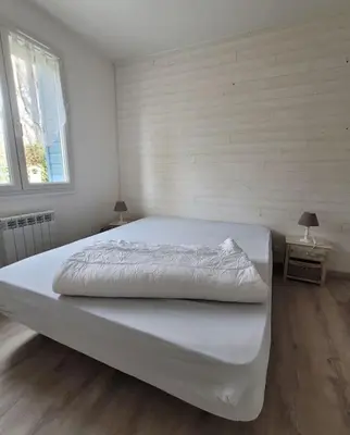 Un ou plusieurs lits dans un hébergement de l'établissement Maison individuelle en bord de mer.