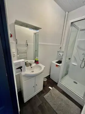 Salle de bains dans l'établissement Le Lovely avec parking