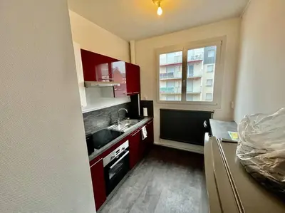 Cuisine ou kitchenette dans l'établissement Le Lovely avec parking