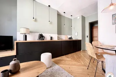 Cuisine ou kitchenette dans l'établissement l'Exotique - Vue Place du Vieux Marché