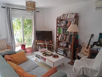 Bibliothèque dans le séjour chez l'habitant