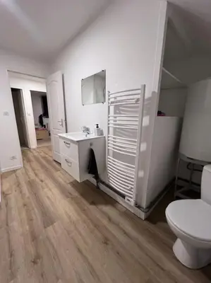 Salle de bains dans l'établissement Logement Friville