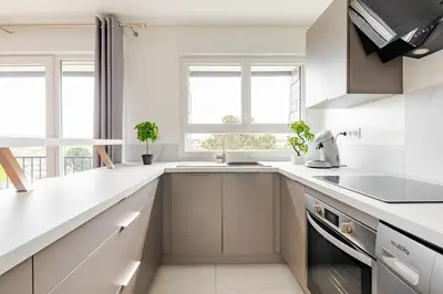 Cuisine ou kitchenette dans l'établissement La Côte Verte Studio charme