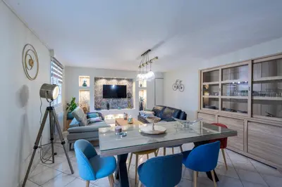 Télévision ou salle de divertissement dans l'établissement Les 3 Hirondelles - Maison avec grand jardin
