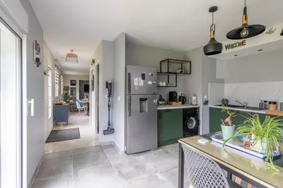 Cuisine ou kitchenette dans l'établissement Les 3 Hirondelles - Maison avec grand jardin