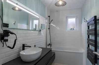 Salle de bains dans l'établissement Les 3 Hirondelles - Maison avec grand jardin