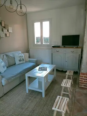 Télévision ou salle de divertissement dans l'établissement Le cottage de la Prée