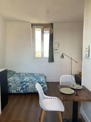 Coin salon dans l'établissement Studio cosy parking gratuit et à 5 minutes gare
