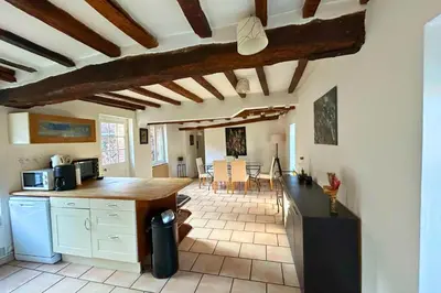 Cuisine ou kitchenette dans l'établissement Les Gîtes de Pronleroy l Gîte Rural 27 Couchages et SPA En Picardie