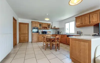 Cuisine ou kitchenette dans l'établissement Stunning Home In St Paer With Wifi
