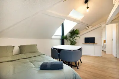 Télévision ou salle de divertissement dans l'établissement Le Cocon : studio en Hypercentre Cathédrale