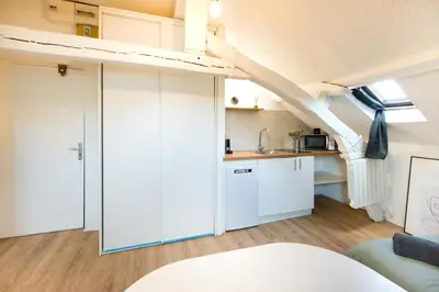 Cuisine ou kitchenette dans l'établissement Le Cocon : studio en Hypercentre Cathédrale