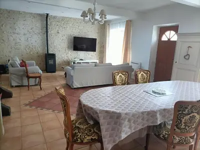 Télévision ou salle de divertissement dans l'établissement Belle maison du 18e siècle