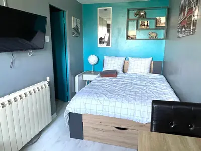 Un ou plusieurs lits dans un hébergement de l'établissement Studio cosy indépendant avec Jardin à Osny proche Cergy Pontoise