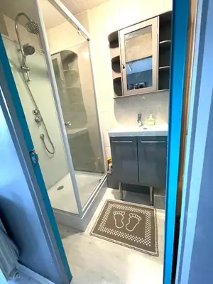 Salle de bains dans l'établissement Studio cosy indépendant avec Jardin à Osny proche Cergy Pontoise