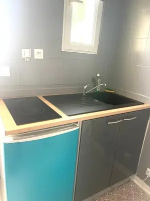 Cuisine ou kitchenette dans l'établissement Studio cosy indépendant avec Jardin à Osny proche Cergy Pontoise