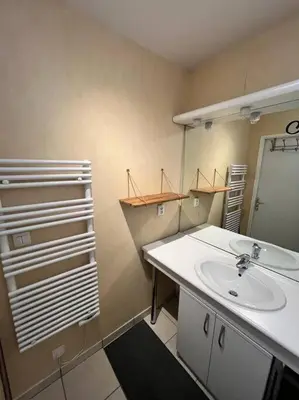 Salle de bains dans l'établissement Appartement (CERGY)