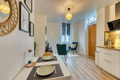 Cuisine ou kitchenette dans l'établissement Ceylan bel F2 à Rouen