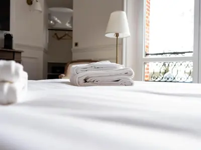 Un ou plusieurs lits dans un hébergement de l'établissement Hôtel Château Héloïse