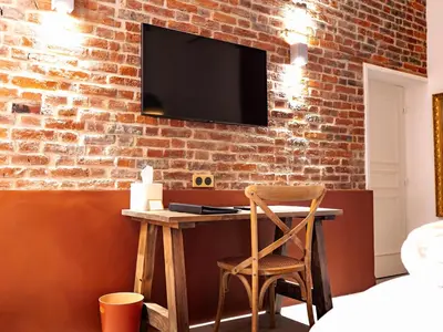 Télévision ou salle de divertissement dans l'établissement Hôtel Château Héloïse