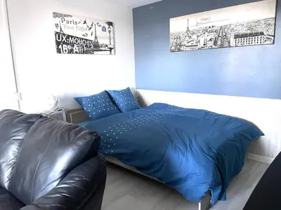 Coin salon dans l'établissement Studio cosy indépendant avec Jardin à Osny proche Cergy pontoise