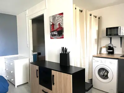 Cuisine ou kitchenette dans l'établissement Studio cosy indépendant avec Jardin à Osny proche Cergy pontoise