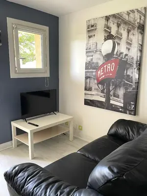 Télévision ou salle de divertissement dans l'établissement Studio cosy indépendant avec Jardin à Osny proche Cergy pontoise