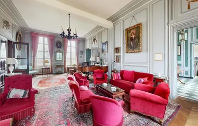 Coin salon dans l'établissement 8 Bedroom Cozy Home In Saint-Vigor