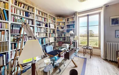 Bibliothèque dans la maison de vacances