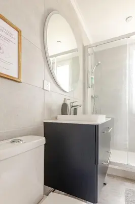 Salle de bains dans l'établissement Maison Mayel - Élégance & Nature à 30 min de Paris, proche Chantilly