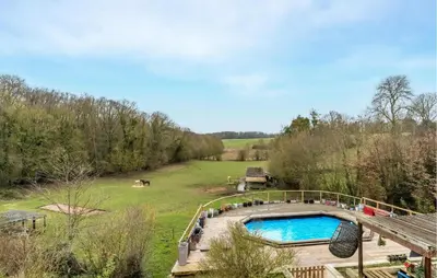 Piscine de l'établissement Cozy Home In Le Vaumain With Kitchen ou située à proximité