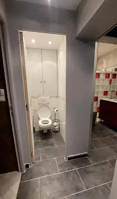 Salle de bains dans l'établissement Rez-de-chaussée de plain-pied avec parking privé au centre ville
