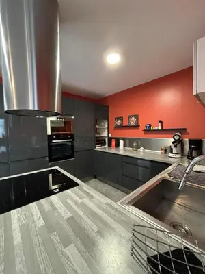 Cuisine ou kitchenette dans l'établissement Rez-de-chaussée de plain-pied avec parking privé au centre ville