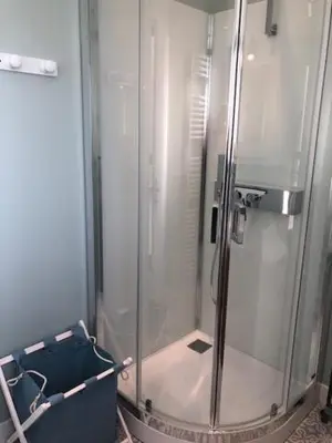 Salle de bains dans l'établissement Les Hortensias