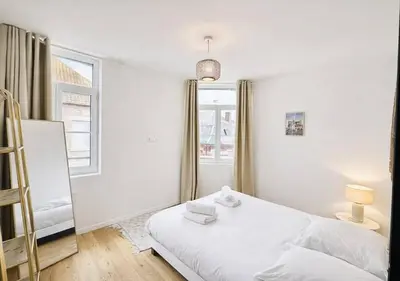 Un ou plusieurs lits dans un hébergement de l'établissement L'Eclat Prestigieux : Quartier Henriville