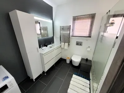 Salle de bains dans l'établissement Villa en bois à la campagne - 20 min de Rouen