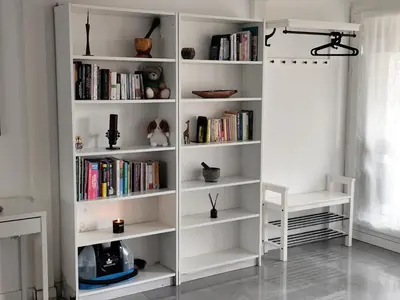 Bibliothèque dans la maison de vacances