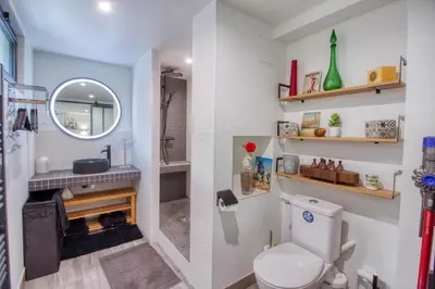 Salle de bains dans l'établissement Studio de 40m2 avec terrasse privée, gare à 5 min