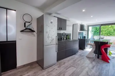 Cuisine ou kitchenette dans l'établissement Studio de 40m2 avec terrasse privée, gare à 5 min