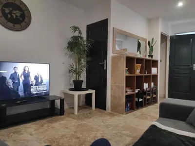 Télévision ou salle de divertissement dans l'établissement maison luxe césar aeroport tillé 2 a 7 personnes