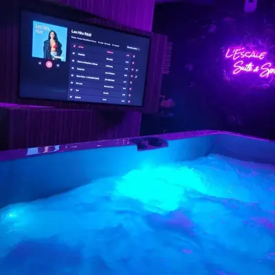 Piscine de l'établissement L'Escale Suite & Spa ou située à proximité