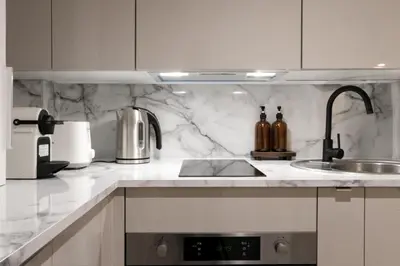 Cuisine ou kitchenette dans l'établissement Suite haut de gamme près de la Cathédrale - Tout à pied