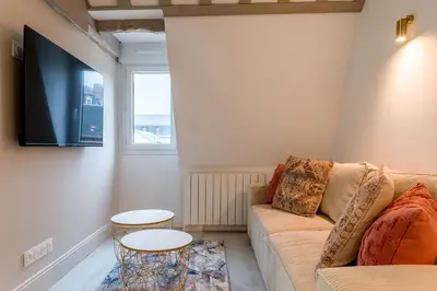 Télévision ou salle de divertissement dans l'établissement Suite haut de gamme près de la Cathédrale - Tout à pied
