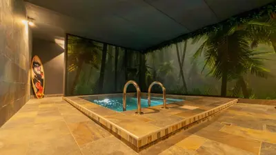 Piscine de l'établissement Pool47spa ou située à proximité